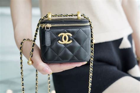 chanel mini square金球|迷你經典包款, 小羊皮及金色金屬, 黑色 — 時裝.